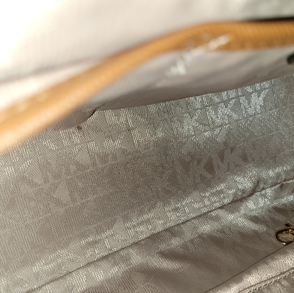 Michael  kors hand bag 👜 - Picture 15 of 15